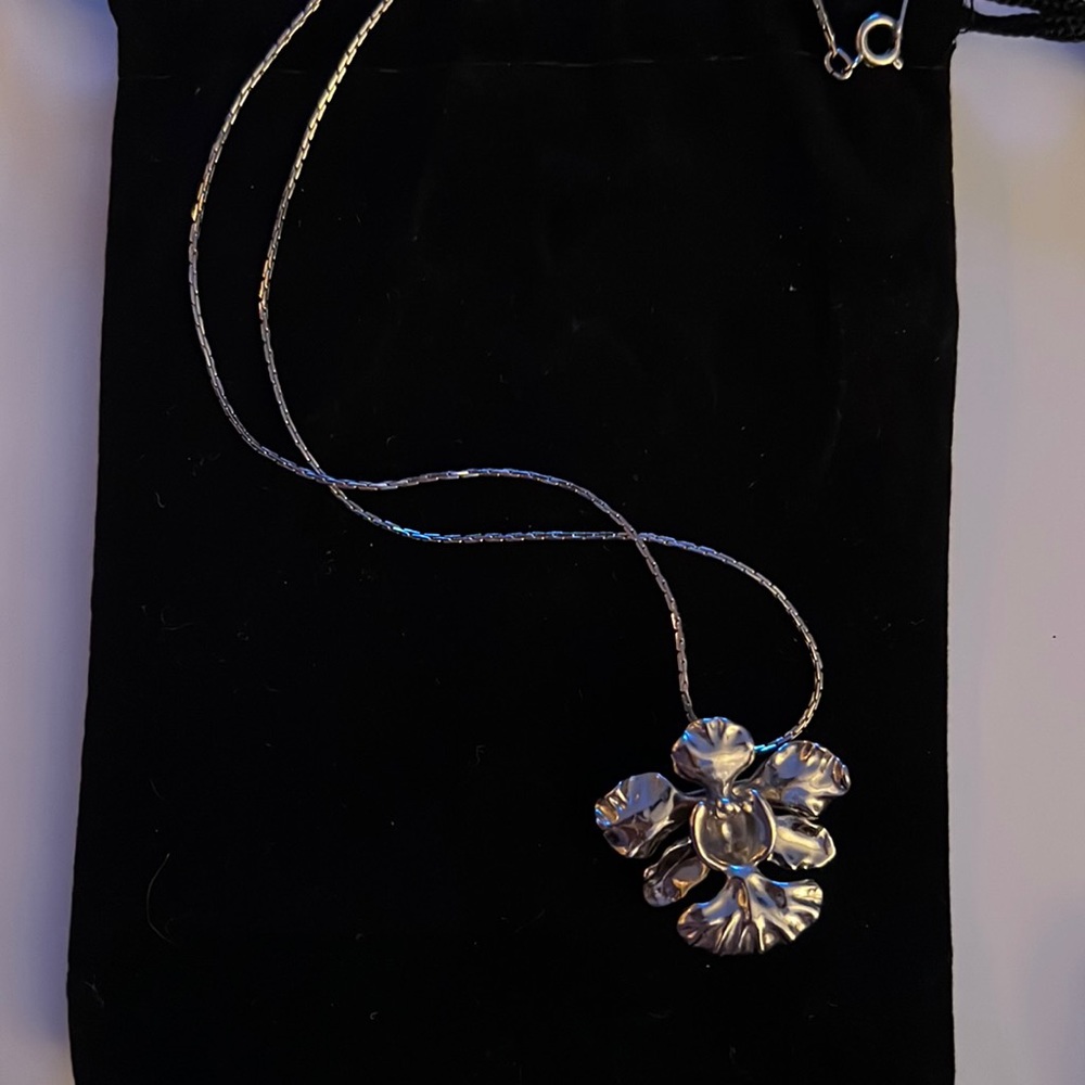 Resis necklace with pendant that can also be worn as a brooch